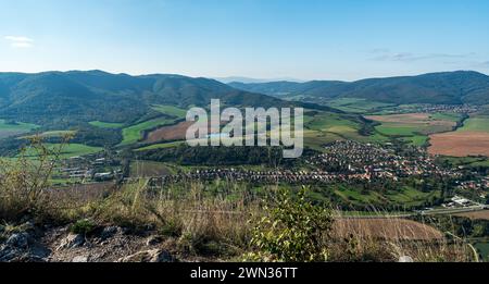 Vista dal punto panoramico di Brzotinska skala nel parco nazionale slovacco di kras in Slovacchia all'inizio dell'autunno Foto Stock