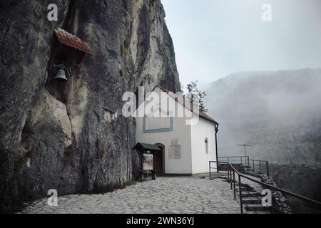 La piccola chiesa "Adzijina" nasconde l'ingresso alla grotta Hadzi-Prodan dove Prodan Gligorijevic, il duca di Karadjordje, il comandante militare e.. Foto Stock