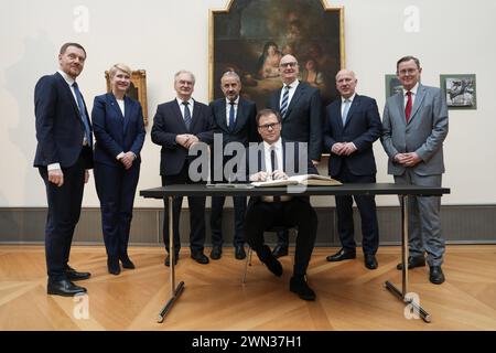 Ministerpräsidentenkonferenz Ost MPK-Ost, Regionalkonferenz der Regierungschefin und der Regierungschefs der ostdeutschen Länder im Bodemuseum di Berlino. Regierender Bürgermeister Berlin, Kai Wegner Ministerpräsident Dietmar Woidke, Brandeburgo Ministerpräsidentin Manuela Schwesig, Meclemburgo-Vorpommern Ministerpräsident Michael Kretschmer, Sachsen Ministerpräsident Reiner Haseloff, Sachsen-Anhalt Ministerpräsident Bodo Ramelow, Thüringen Hermann Parzinger, Präsident, Stiftung Preußischer Kulturbesitz Carsten Schneider, Staatsminister und Beaufter der Ostdeschland Bundeschung für Foto Stock