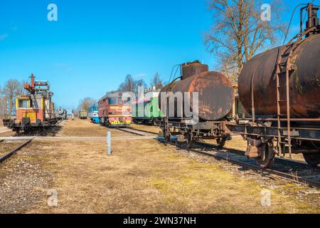 Vecchi macchinari ferroviari arrugginiti in stazioni inutilizzate. Haapsalu, Estonia Foto Stock