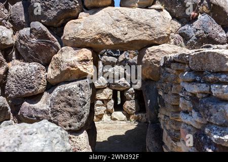 Rovine nuragiche del sito archeologico di Barumini in Sardegna con pietre giganti Foto Stock