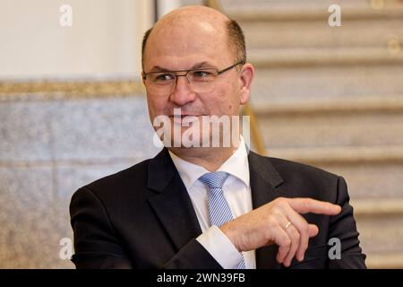 Staatsminister Albert Füracker, CSU. Der bayerische Finanzminister Albert Füracker , CSU, im Bayerischen Landtag. München Bayern Deutschland *** Ministro di Stato Albert Füracker , CSU il Ministro delle finanze bavarese Albert Füracker , CSU, nel Parlamento di Stato bavarese Monaco di Baviera Germania Copyright: XRolfxPossx Foto Stock