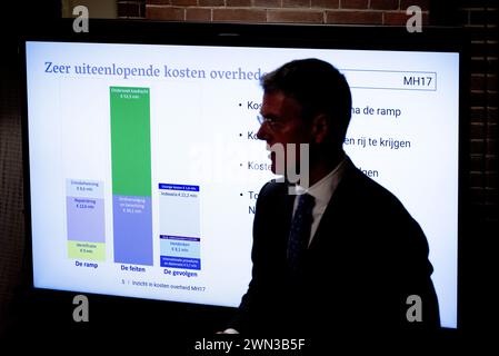 L'AIA - il Presidente Pieter Duisenberg della Corte dei conti nel corso di una presentazione di uno studio sui costi sostenuti dal governo per l'abbattimento degli aeromobili MH17 nel 2014. Il gabinetto aveva incaricato il revisore generale di effettuare questo studio. ANP ROBIN UTRECHT netherlands Out - belgio Out Foto Stock