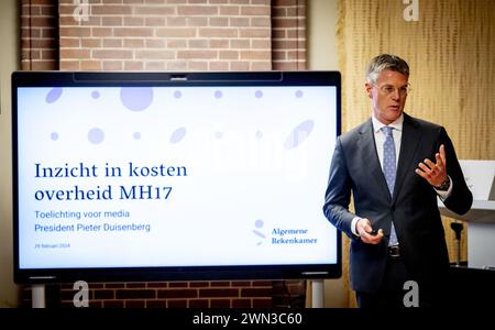 L'AIA - il Presidente Pieter Duisenberg della Corte dei conti nel corso di una presentazione di uno studio sui costi sostenuti dal governo per l'abbattimento degli aeromobili MH17 nel 2014. Il gabinetto aveva incaricato il revisore generale di effettuare questo studio. ANP ROBIN UTRECHT netherlands Out - belgio Out Foto Stock