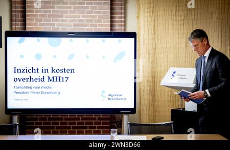 L'AIA - il Presidente Pieter Duisenberg della Corte dei conti nel corso di una presentazione di uno studio sui costi sostenuti dal governo per l'abbattimento degli aeromobili MH17 nel 2014. Il gabinetto aveva incaricato il revisore generale di effettuare questo studio. ANP ROBIN UTRECHT netherlands Out - belgio Out Foto Stock