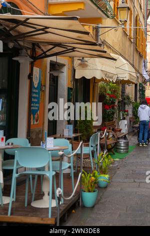 Cinque Terre, Italia – 3 gennaio 2024: Terrazza bar nel vicolo stretto di Monterosso Foto Stock