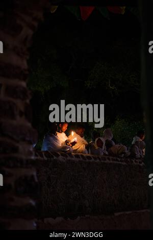 GONDAR, ETIOPIA - 19 GENNAIO 2019: Persone che pregano la notte prima del festival di Timkat al Fasilides Bath di Gondar, Etiopia persone che si riuniscono al Timkat Fest Foto Stock