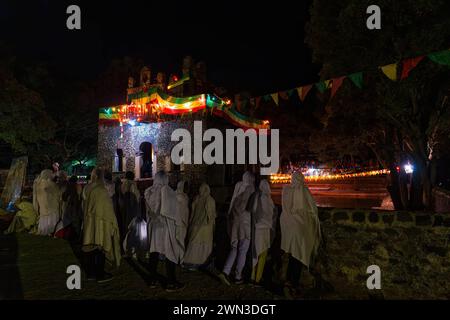 GONDAR, ETIOPIA - 19 GENNAIO 2019: Persone che si riuniscono la notte prima del festival Timkat al Fasilides Bath di Gondar, Etiopia persone che si riuniscono a Timkat fe Foto Stock