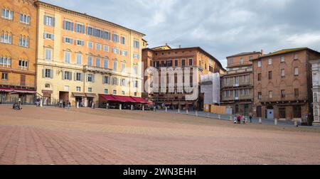 Siena, Italia–08 gennaio 2024: piazza di campo intorno agli edifici Foto Stock