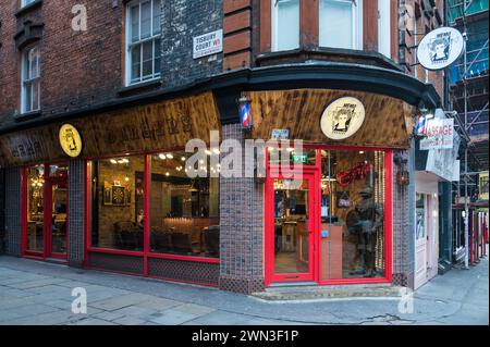 Esterno del Memo Barbers, un tradizionale barbiere turco all'angolo tra Rupert Street e Tisbury Court Soho Londra Inghilterra Regno Unito Foto Stock