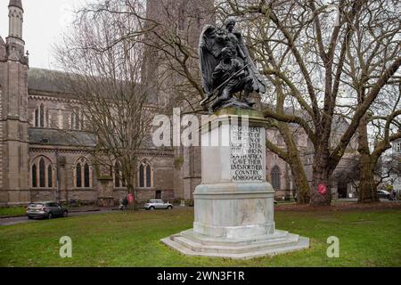 Il Worcester Boer War Memorial, un solenne tributo, sullo sfondo senza tempo della cattedrale di Worcester. Statua in bronzo sulla base di Portland Stone. Foto Stock