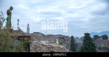 Una statua di bronzo di un soldato con una lancia nelle rovine di Pompei, in Italia Foto Stock