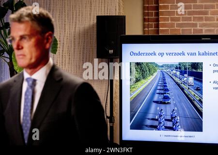 L'AIA - il Presidente Pieter Duisenberg della Corte dei conti nel corso di una presentazione di uno studio sui costi sostenuti dal governo per l'abbattimento degli aeromobili MH17 nel 2014. Il gabinetto aveva incaricato il revisore generale di effettuare questo studio. ANP ROBIN UTRECHT netherlands Out - belgio Out Foto Stock