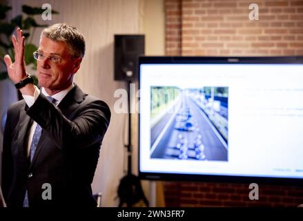 L'AIA - il Presidente Pieter Duisenberg della Corte dei conti nel corso di una presentazione di uno studio sui costi sostenuti dal governo per l'abbattimento degli aeromobili MH17 nel 2014. Il gabinetto aveva incaricato il revisore generale di effettuare questo studio. ANP ROBIN UTRECHT netherlands Out - belgio Out Foto Stock