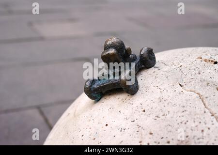 Lunar Rover una mini statua in bronzo dello scultore ungherese ucraino, Mihaly Kolodko, Hold utca (Hold Street), Budapest, Ungheria Foto Stock