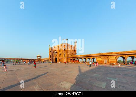 Nuova Delhi, India - 10 novembre 2011: Un gruppo di fedeli riposa nel cortile della Moschea Jama Masjid a Delhi. Jama Masjid è la moschea principale Foto Stock