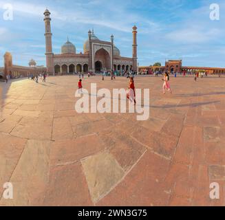 Nuova Delhi, India - 10 novembre 2011: Un gruppo di fedeli riposa nel cortile della Moschea Jama Masjid a Delhi. Jama Masjid è la moschea principale Foto Stock