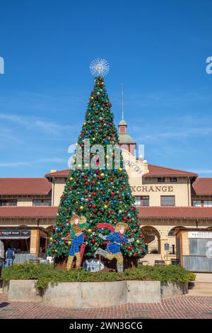 Fort Worth, USA - 4 novembre 2023: Albero di natale decorato presso i magazzini di Fort Worth, USA, Foto Stock