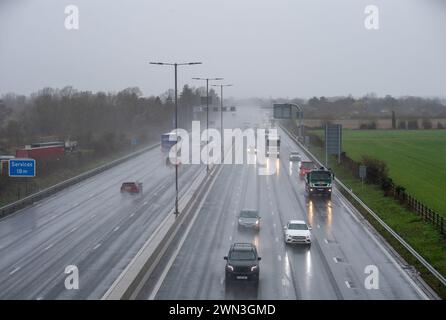 Taplow, Buckinghamshire, Regno Unito. 29 febbraio 2024. È stata una mattinata orribile per i piloti sulla M4 Smart Motorway a Taplow, nel Buckinghamshire, a causa degli spruzzi e della pioggia battente. Un avviso meteorologico giallo del MET Office per la pioggia è stato emesso per l'Inghilterra meridionale da mezzanotte fino alle 15,00 di domani. Crediti: Maureen McLean/Alamy Live News Foto Stock