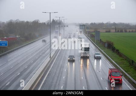 Taplow, Buckinghamshire, Regno Unito. 29 febbraio 2024. È stata una mattinata orribile per i piloti sulla M4 Smart Motorway a Taplow, nel Buckinghamshire, a causa degli spruzzi e della pioggia battente. Un avviso meteorologico giallo del MET Office per la pioggia è stato emesso per l'Inghilterra meridionale da mezzanotte fino alle 15,00 di domani. Crediti: Maureen McLean/Alamy Live News Foto Stock