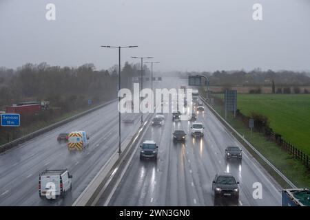 Taplow, Buckinghamshire, Regno Unito. 29 febbraio 2024. È stata una mattinata orribile per i piloti sulla M4 Smart Motorway a Taplow, nel Buckinghamshire, a causa degli spruzzi e della pioggia battente. Un avviso meteorologico giallo del MET Office per la pioggia è stato emesso per l'Inghilterra meridionale da mezzanotte fino alle 15,00 di domani. Crediti: Maureen McLean/Alamy Live News Foto Stock