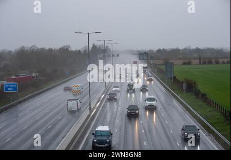 Taplow, Buckinghamshire, Regno Unito. 29 febbraio 2024. È stata una mattinata orribile per i piloti sulla M4 Smart Motorway a Taplow, nel Buckinghamshire, a causa degli spruzzi e della pioggia battente. Un avviso meteorologico giallo del MET Office per la pioggia è stato emesso per l'Inghilterra meridionale da mezzanotte fino alle 15,00 di domani. Crediti: Maureen McLean/Alamy Live News Foto Stock