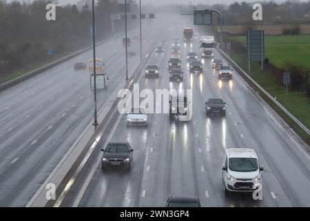 Taplow, Buckinghamshire, Regno Unito. 29 febbraio 2024. È stata una mattinata orribile per i piloti sulla M4 Smart Motorway a Taplow, nel Buckinghamshire, a causa degli spruzzi e della pioggia battente. Un avviso meteorologico giallo del MET Office per la pioggia è stato emesso per l'Inghilterra meridionale da mezzanotte fino alle 15,00 di domani. Crediti: Maureen McLean/Alamy Live News Foto Stock