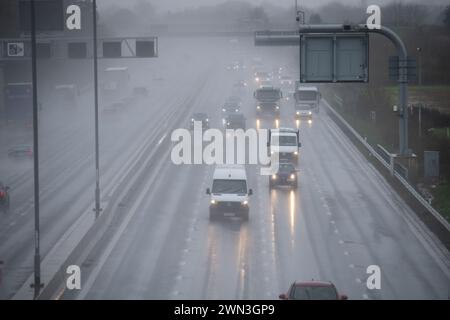 Taplow, Buckinghamshire, Regno Unito. 29 febbraio 2024. È stata una mattinata orribile per i piloti sulla M4 Smart Motorway a Taplow, nel Buckinghamshire, a causa degli spruzzi e della pioggia battente. Un avviso meteorologico giallo del MET Office per la pioggia è stato emesso per l'Inghilterra meridionale da mezzanotte fino alle 15,00 di domani. Crediti: Maureen McLean/Alamy Live News Foto Stock