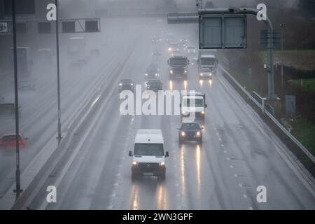 Taplow, Buckinghamshire, Regno Unito. 29 febbraio 2024. È stata una mattinata orribile per i piloti sulla M4 Smart Motorway a Taplow, nel Buckinghamshire, a causa degli spruzzi e della pioggia battente. Un avviso meteorologico giallo del MET Office per la pioggia è stato emesso per l'Inghilterra meridionale da mezzanotte fino alle 15,00 di domani. Crediti: Maureen McLean/Alamy Live News Foto Stock