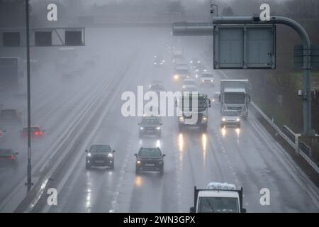 Taplow, Buckinghamshire, Regno Unito. 29 febbraio 2024. È stata una mattinata orribile per i piloti sulla M4 Smart Motorway a Taplow, nel Buckinghamshire, a causa degli spruzzi e della pioggia battente. Un avviso meteorologico giallo del MET Office per la pioggia è stato emesso per l'Inghilterra meridionale da mezzanotte fino alle 15,00 di domani. Crediti: Maureen McLean/Alamy Live News Foto Stock