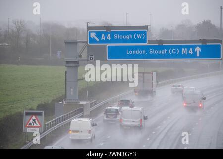 Taplow, Buckinghamshire, Regno Unito. 29 febbraio 2024. È stata una mattinata orribile per i piloti sulla M4 Smart Motorway a Taplow, nel Buckinghamshire, a causa degli spruzzi e della pioggia battente. Un avviso meteorologico giallo del MET Office per la pioggia è stato emesso per l'Inghilterra meridionale da mezzanotte fino alle 15,00 di domani. Crediti: Maureen McLean/Alamy Live News Foto Stock