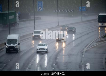 Taplow, Buckinghamshire, Regno Unito. 29 febbraio 2024. È stata una mattinata orribile per i piloti sulla M4 Smart Motorway a Taplow, nel Buckinghamshire, a causa degli spruzzi e della pioggia battente. Un avviso meteorologico giallo del MET Office per la pioggia è stato emesso per l'Inghilterra meridionale da mezzanotte fino alle 15,00 di domani. Crediti: Maureen McLean/Alamy Live News Foto Stock