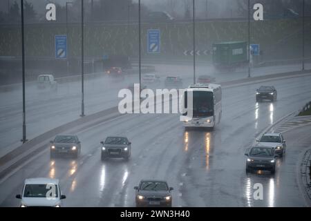 Taplow, Buckinghamshire, Regno Unito. 29 febbraio 2024. È stata una mattinata orribile per i piloti sulla M4 Smart Motorway a Taplow, nel Buckinghamshire, a causa degli spruzzi e della pioggia battente. Un avviso meteorologico giallo del MET Office per la pioggia è stato emesso per l'Inghilterra meridionale da mezzanotte fino alle 15,00 di domani. Crediti: Maureen McLean/Alamy Live News Foto Stock