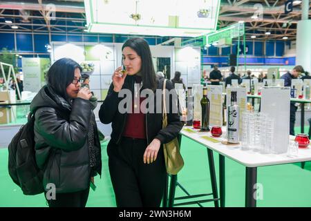 Madrid, Spagna. 27 febbraio 2024. Due donne hanno visto degustare campioni di olio d'oliva durante l'undicesima Mostra Mondiale dell'olio d'oliva, celebrata all'IFEMA, a Madrid. (Foto di Gustavo Valiente/SOPA Images/Sipa USA) credito: SIPA USA/Alamy Live News Foto Stock