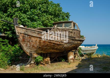 Due barche in legno d'epoca sulla spiaggia Foto Stock