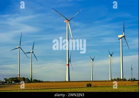 Parco eolico, turbine eoliche, parco eolico forestale di Oberhochstatt, Weissenburg in Baviera, Altmuehltal, Franconia media, Franconia, Baviera, Germania Foto Stock