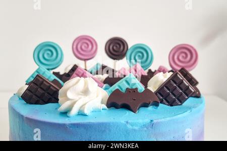 Vivace torta di compleanno con cioccolato e decorazioni blu Foto Stock