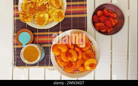 Ampia scelta di piatti: Pancake, carote, banane e marmellata Foto Stock