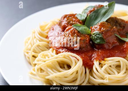 Spaghetti con polpette su sfondo nero. Primo piano Foto Stock