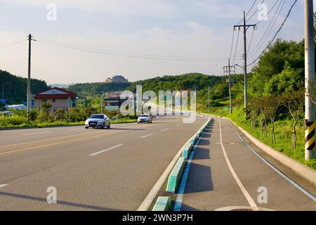 Contea di Yangyang, Corea del Sud - 30 luglio 2019: Una strada costiera a quattro corsie attraversa Yangyang, con l'hotel e resort Sol Beach Yangyang arroccato Foto Stock