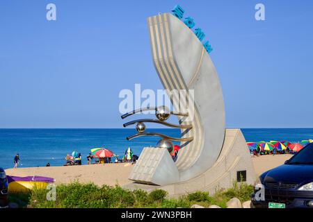 Contea di Yangyang, Corea del Sud - 30 luglio 2019: Una scultura in pietra a forma di pesce, che segna Dongho Beach in coreano, si erge sullo sfondo di Foto Stock