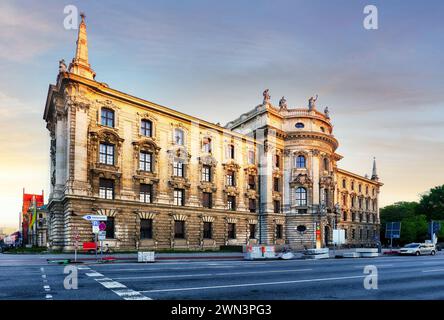 Palazzo di giustizia - Justizpalast a Monaco, Baviera, Germania all'alba Foto Stock