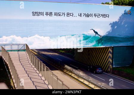 Contea di Yangyang, Corea del Sud - 30 luglio 2019: Un grande cartellone si estende su un cavalcavia, proclamando "le onde blu della contea di Yangyang stanno arrivando... il mio lui Foto Stock