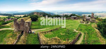 Rovina del castello di Lichnice sulla collina in estate e punto panoramico, Repubblica Ceca Foto Stock