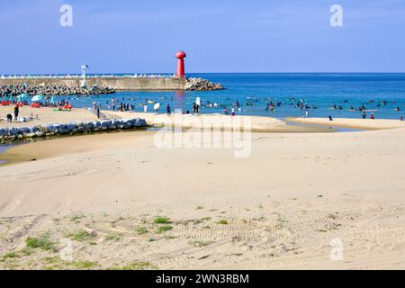 Contea di Yangyang, Corea del Sud - 30 luglio 2019: Una vivace giornata estiva a Gisamun Beach, caratterizzata da una frangiflutti che si estende nel Mare Orientale, chiuso Foto Stock
