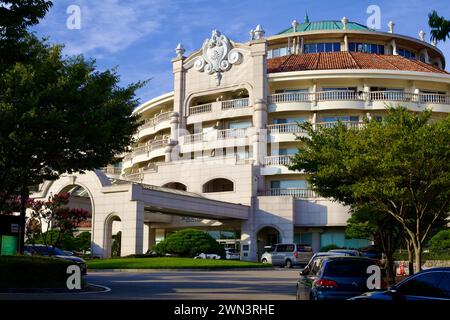 Contea di Yangyang, Corea del Sud - 30 luglio 2019: L'esterno di Sol Beach Yangyang, un resort di alta classe che incarna l'eleganza mediterranea, vi accoglie Foto Stock