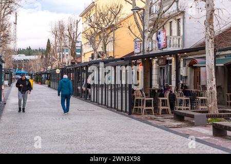 Podgorica, Montenegro - 12 FEB 2024: Architettura generica e vista sulla strada a Podgorica, la capitale del Montenegro. Foto Stock