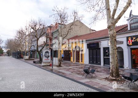 Podgorica, Montenegro - 12 FEB 2024: Architettura generica e vista sulla strada a Podgorica, la capitale del Montenegro. Foto Stock