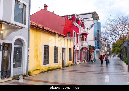 Podgorica, Montenegro - 12 FEB 2024: Architettura generica e vista sulla strada a Podgorica, la capitale del Montenegro. Foto Stock