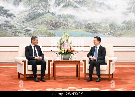 Pechino, Cina. 29 febbraio 2024. Il vicepresidente cinese Han Zheng incontra Rodolphe Saade, presidente e CEO del CMA CGM Group, a Pechino, capitale della Cina, 29 febbraio 2024. Crediti: Shen Hong/Xinhua/Alamy Live News Foto Stock